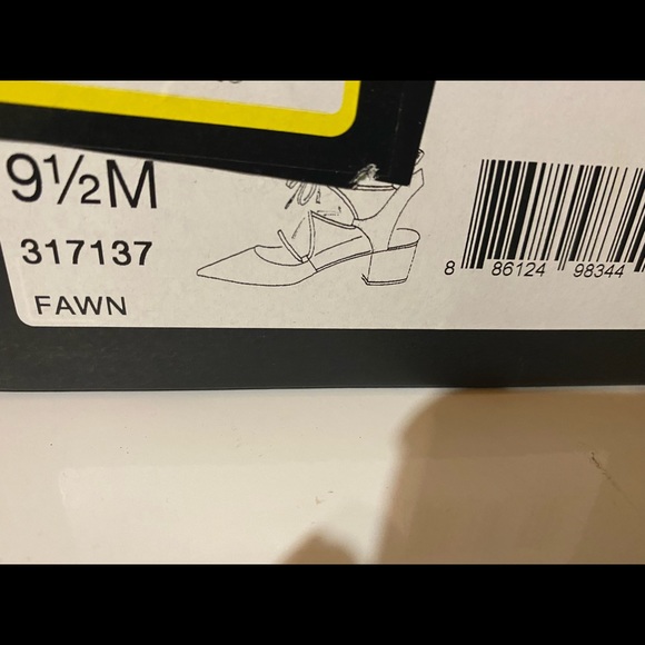 Tahari heels. Size 9.5 - Picture 4 of 4